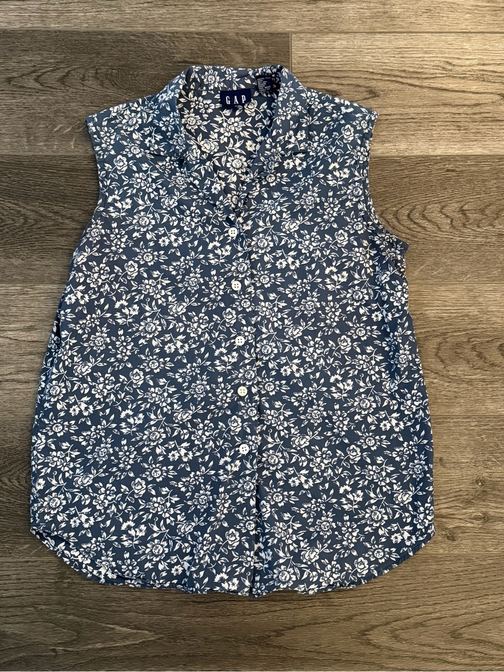 GAP • 100% Cotton Women's Blue and White Vintage Floral Sleeveless Button-Up Top
